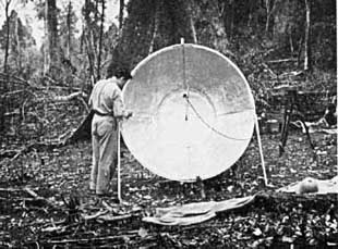 C. R. Carpenter mit einem Parabolspiegel-Mikrophon